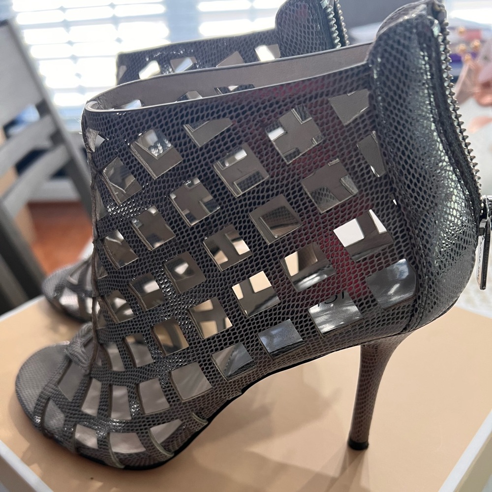 Michael Kors Aiden Open Toe Sandals - Picture 2 of 8